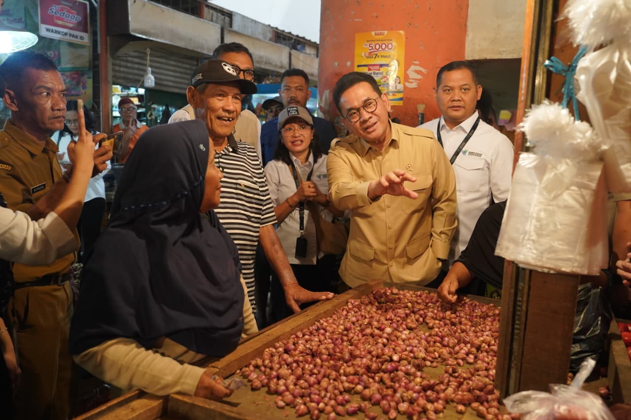 Menteri Perdagangan Budi Santoso melakukan peninjauan langsungterhadap harga dan pasokan barang kebutuhan pokok (bapok) di Pasar Raya Padang, Kota Padang,
Sumatra Barat, pada Selasa, (18/11).