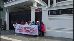 Nasabah Koperasi BLN Inventarisasi Aset Bos, Pasang Spanduk “Milik 44.000 Anggota