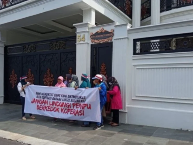 Nasabah Koperasi BLN Inventarisasi Aset Bos, Pasang Spanduk “Milik 44.000 Anggota