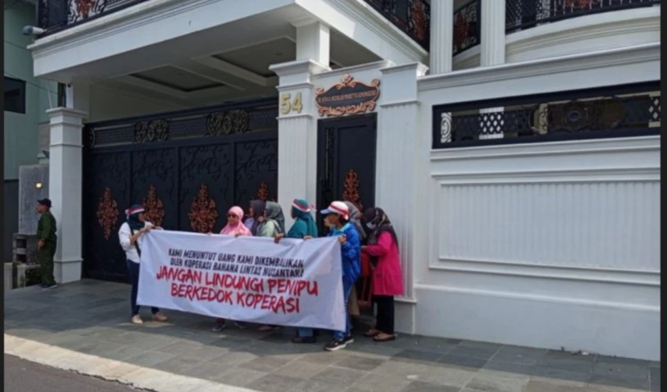 Nasabah Koperasi BLN Inventarisasi Aset Bos, Pasang Spanduk “Milik 44.000 Anggota