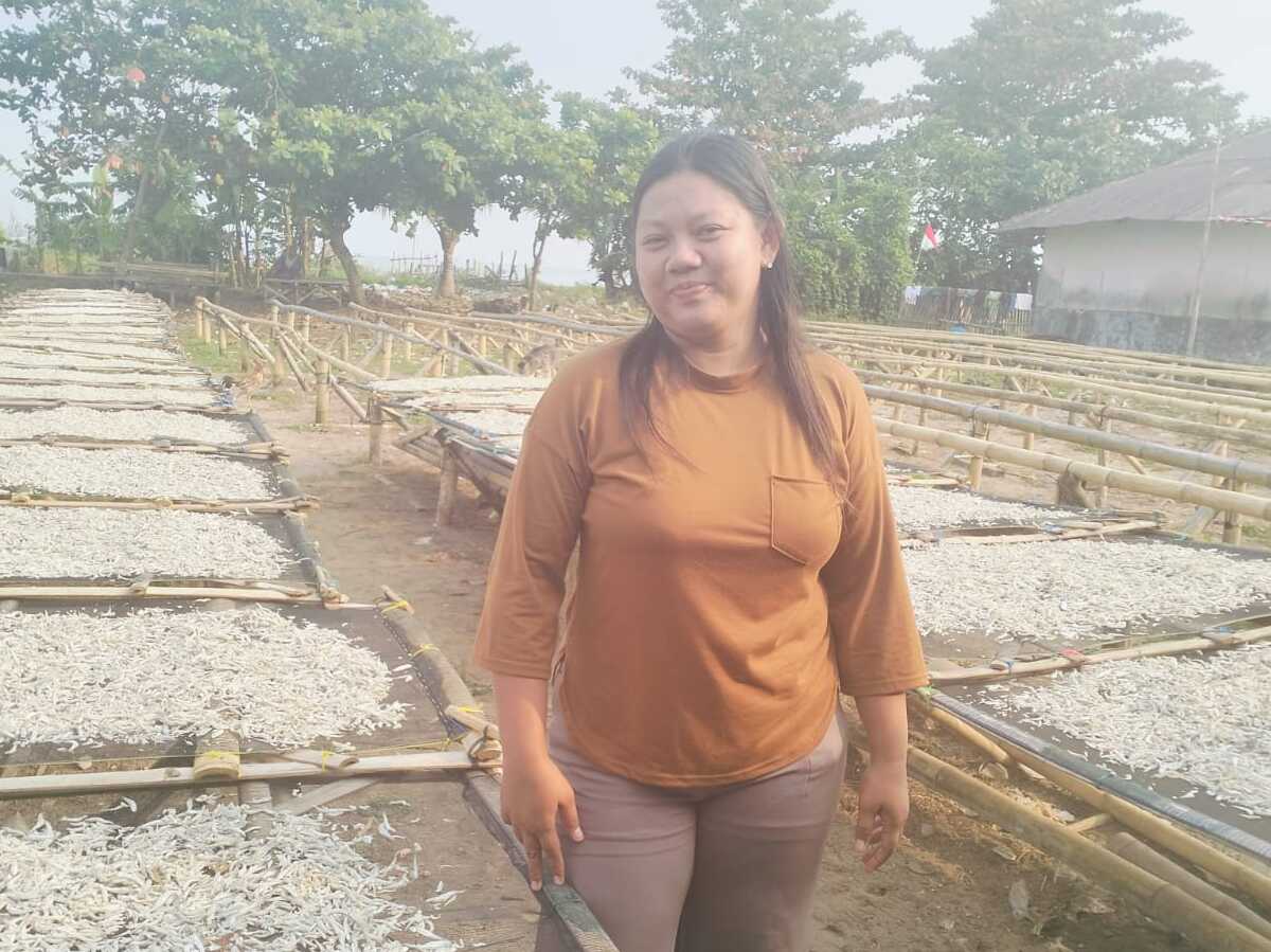 Jayanti, Perajin Ikan Asin dari Teluk Lada: Bertahan di Tengah Ombak dengan Kekuatan Gotong Royong Koperasi