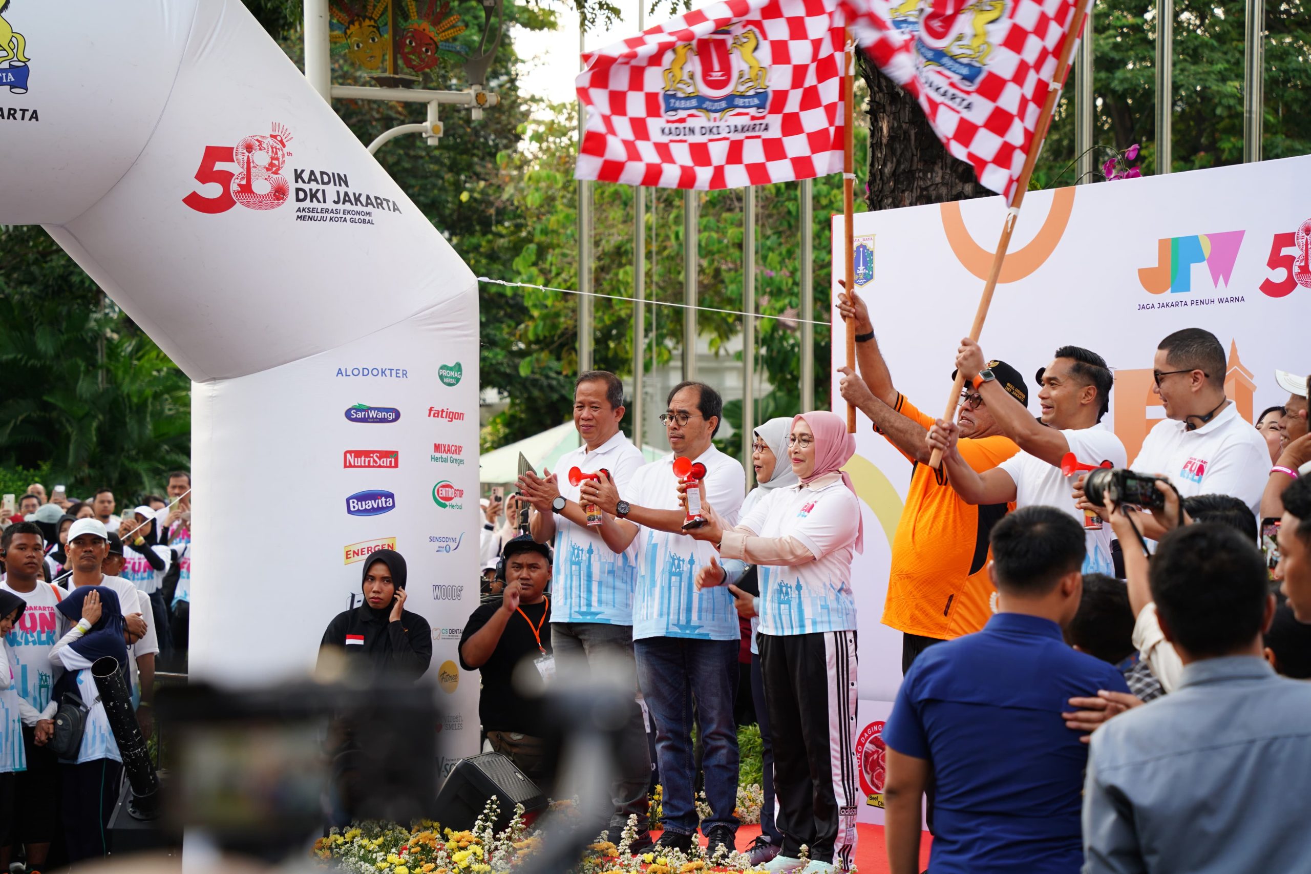 Kadin DKI Jakarta menggelar puncak perayaan HUT ke-58 pada Minggu (30/11) dengan mengadakan fun walk atau jalan santai dari Balai Kota DKI menuju Bundaran HI, Jakarta Pusat.