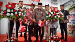 Menteri Koperasi (Menkop) Ferry Juliantono melakukan launching Koperasi Kelurahan Merah Putih (KKMP) Tukangkayu sekaligus melakukan peninjauan gerai dan melakukan transaksi pembelian di gerai sembako, di Banyuwangi, Jawa Timur, Selasa (09/12).