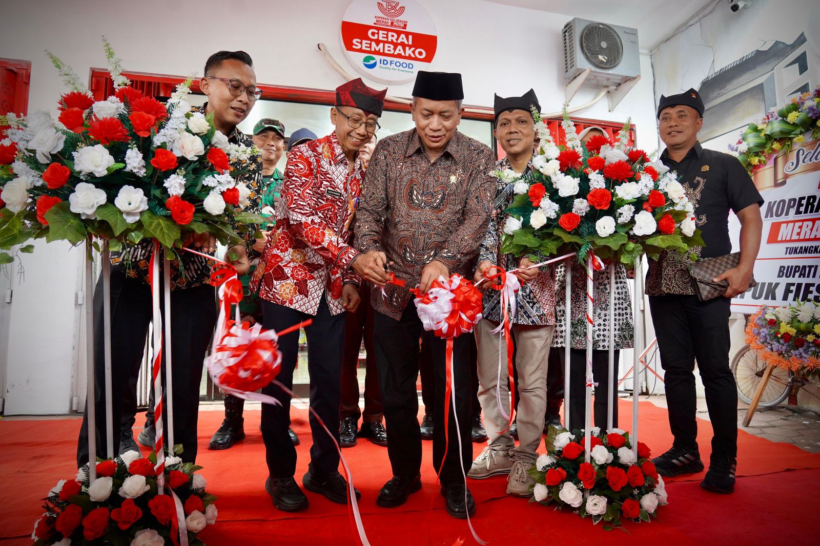 Menteri Koperasi (Menkop) Ferry Juliantono melakukan launching Koperasi Kelurahan Merah Putih (KKMP) Tukangkayu sekaligus melakukan peninjauan gerai dan melakukan transaksi pembelian di gerai sembako, di Banyuwangi, Jawa Timur, Selasa (09/12).