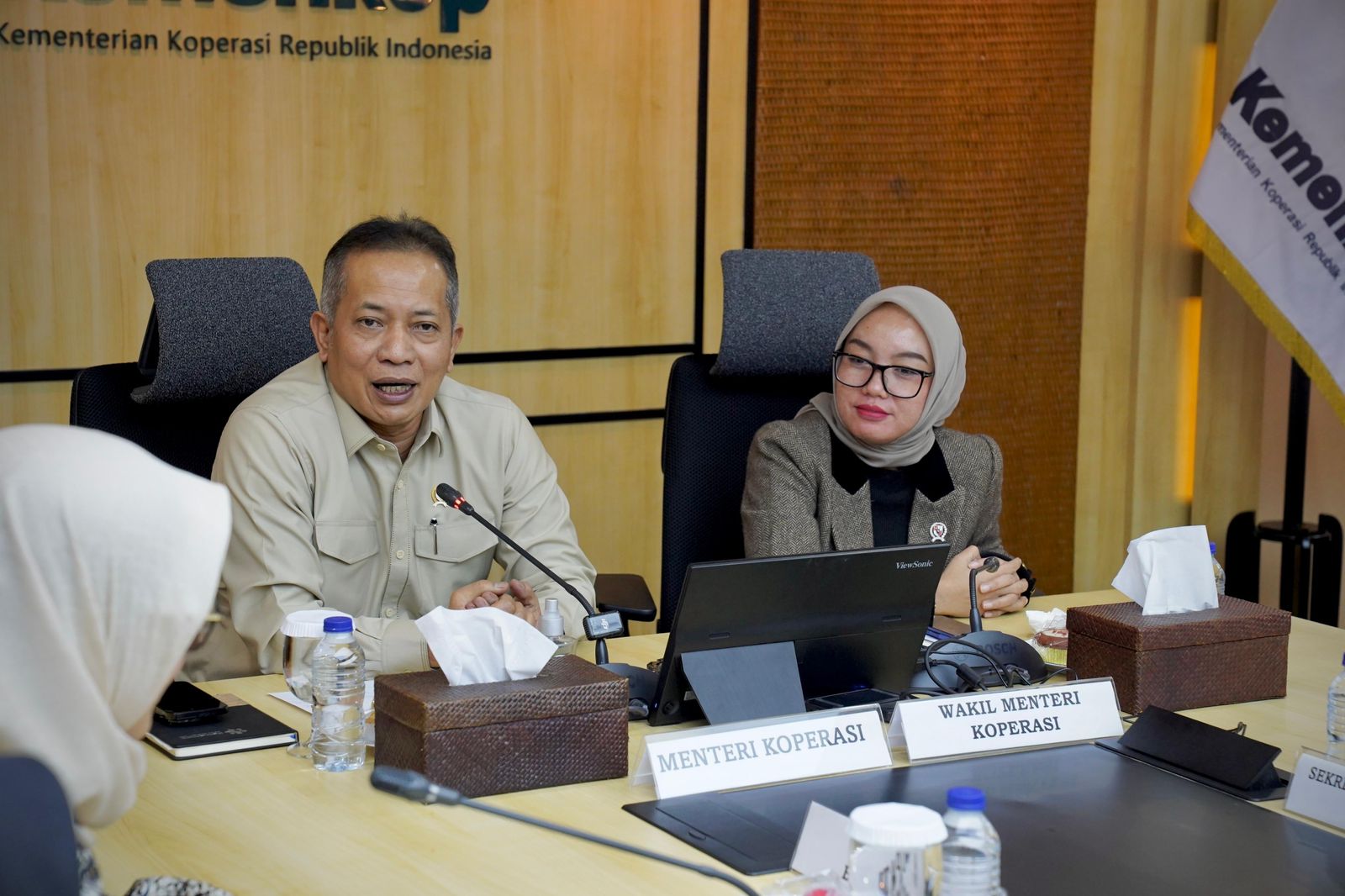 Kementerian Koperasi (Kemenkop) bersama Pemerintah Kabupaten Banyuwangi menandatangani nota kesepakatan percepatan pembangunan dan pengembangan Koperasi Desa/Kelurahan Merah Putih di Banyuwangi.