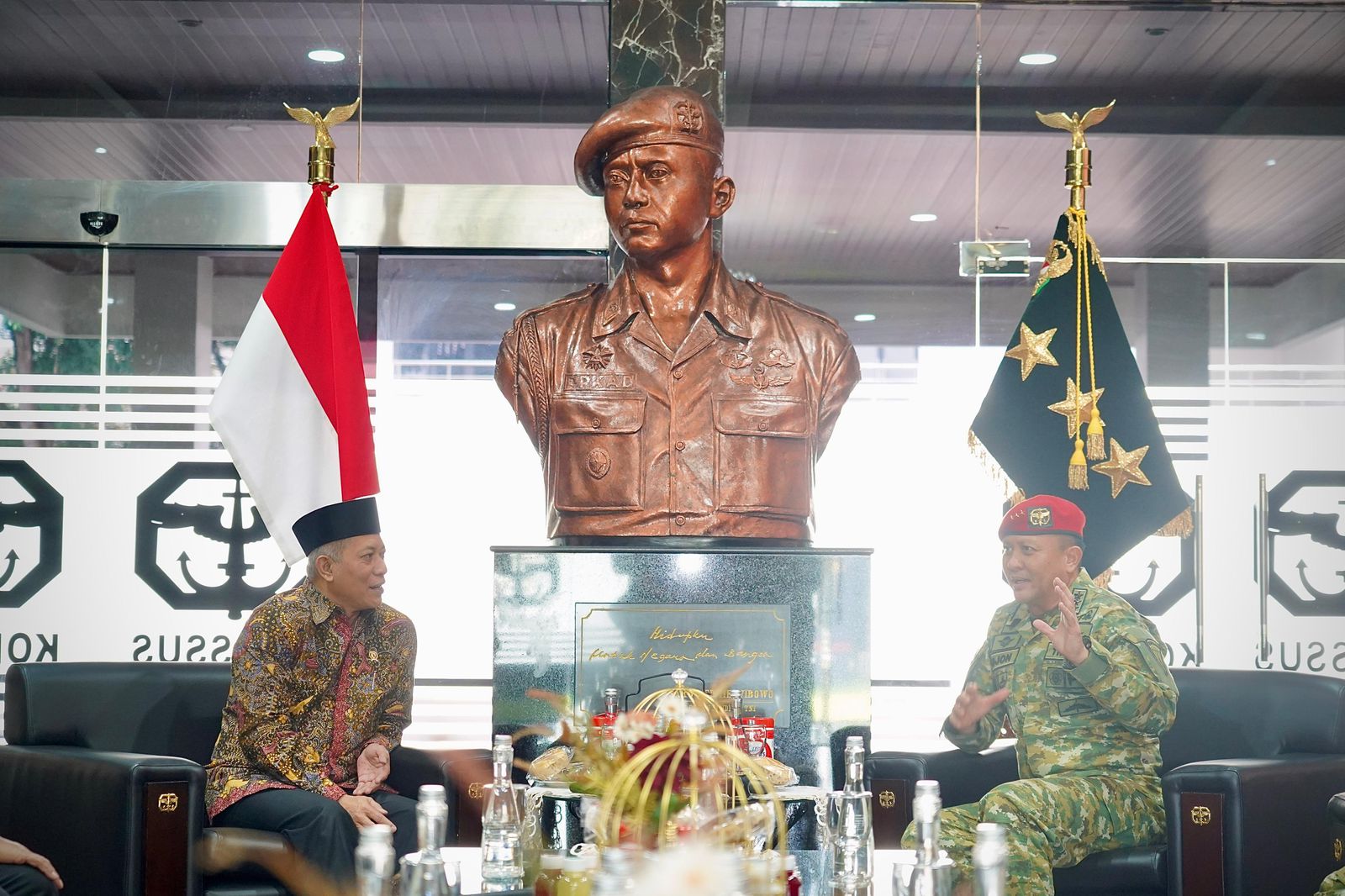 Menkop didampingi SesKemenkop Ahmad Zabadi, usai melakukan pertemuan dengan Ustadz Adi Hidayat (Quantum Akhyar Institute) dan Komandan Jenderal Kopassus Letjen TNI Djon Afriandi, membahas mengenai strategi pemberdayaan Kopdes Merah Putih, di Jakarta, Jum'at (12/12).