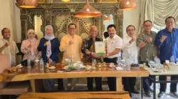 Ikatan Saudagar Muslim Indonesia (ISMI) menyalurkan bantuan dana kemanusiaan bagi korban bencana banjir yang melanda sejumlah wilayah di Aceh, Sumatera Utara, dan Sumatera Barat. Foto: Ist