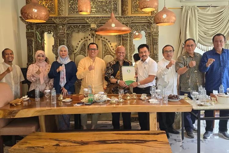 Ikatan Saudagar Muslim Indonesia (ISMI) menyalurkan bantuan dana kemanusiaan bagi korban bencana banjir yang melanda sejumlah wilayah di Aceh, Sumatera Utara, dan Sumatera Barat. Foto: Ist