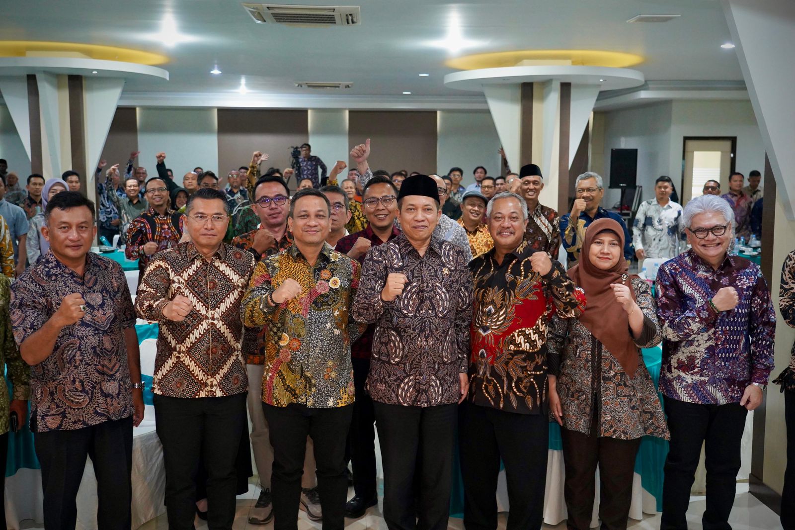 membuka Seminar Perkoperasian bertema “Risiko Hukum Digitalisasi Koperasi” yang diselenggarakan sebagai rangkaian peringatan HUT ke-52 Kospin Jasa di Pekalongan, Sabtu (13/12).