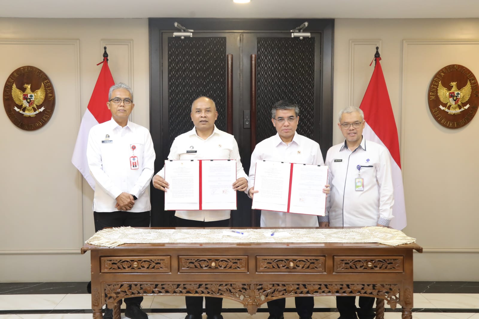 Kesepakatan tersebut ditandai dengan penandatanganan Nota Kesepahaman Bersama (MoU) oleh Menteri Ketenagakerjaan, Yassierli dan Kepala BSSN, Nugroho Sulistyo Budi di Kantor Kemnaker, Jakarta, Senin (15/12/2025).