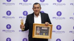 Presiden Direktur Koperasi BMI Group, Kamaruddin Batubara, meraih penghargaan 100 Top Alumni IPB Prominent kategori Pengusaha dan Tokoh Nasional. Foto: Ist