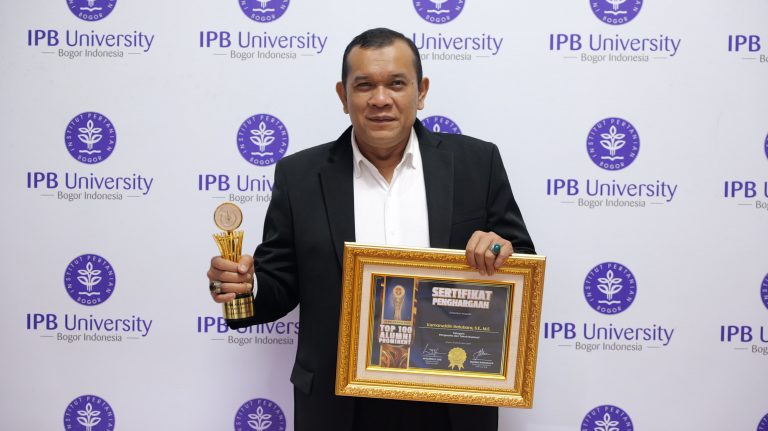 Presiden Direktur Koperasi BMI Group, Kamaruddin Batubara, meraih penghargaan 100 Top Alumni IPB Prominent kategori Pengusaha dan Tokoh Nasional. Foto: Ist