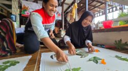 Sebanyak 25 peserta dari Bank Sampah Kresek Indah mengikuti pelatihan dengan antusias, tidak hanya untuk mempelajari keterampilan baru, tetapi juga melihat lingkungan sekitar sebagai sumber inspirasi dan peluang ekonomi.