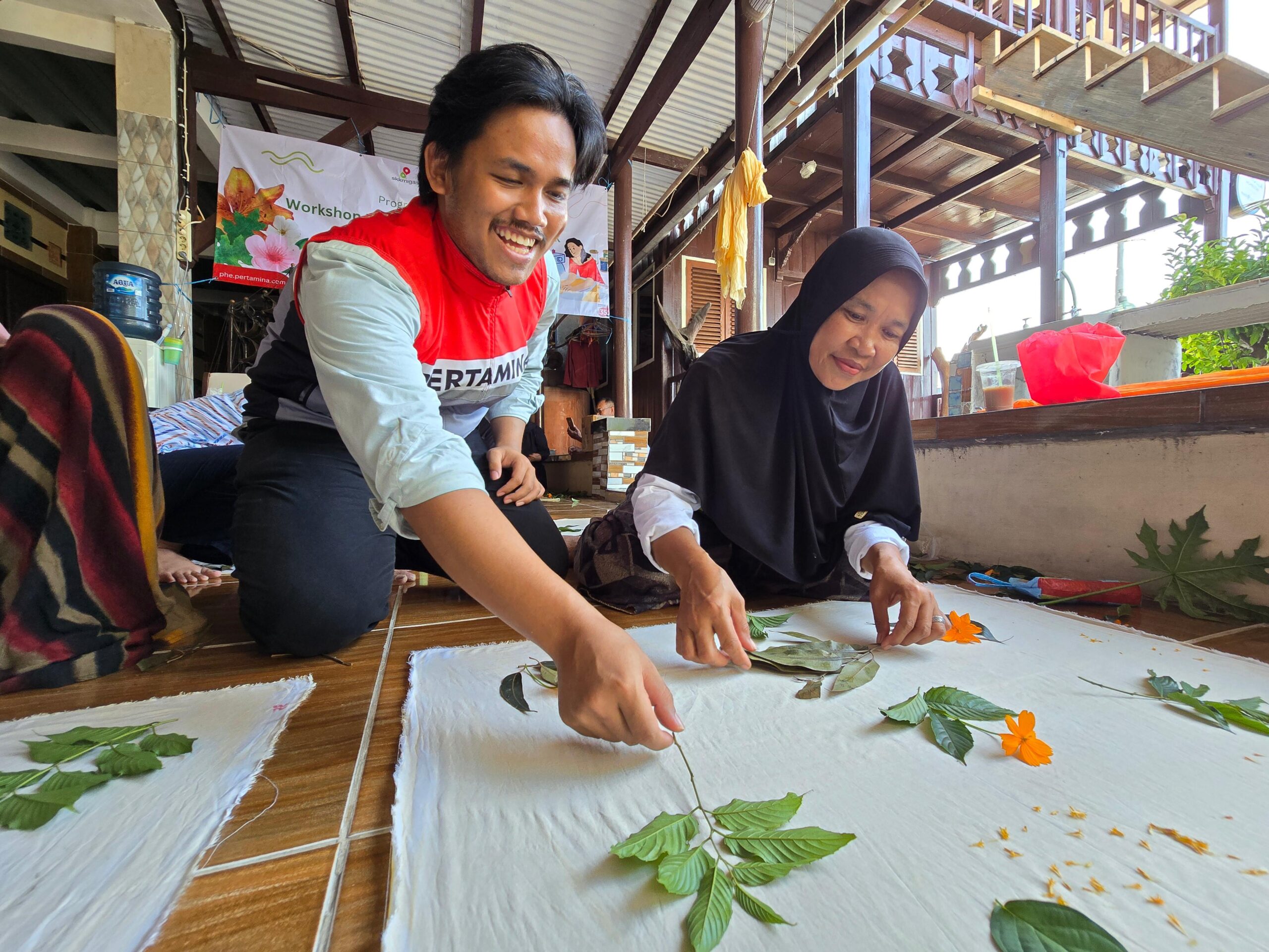 Sebanyak 25 peserta dari Bank Sampah Kresek Indah mengikuti pelatihan dengan antusias, tidak hanya untuk mempelajari keterampilan baru, tetapi juga melihat lingkungan sekitar sebagai sumber inspirasi dan peluang ekonomi.