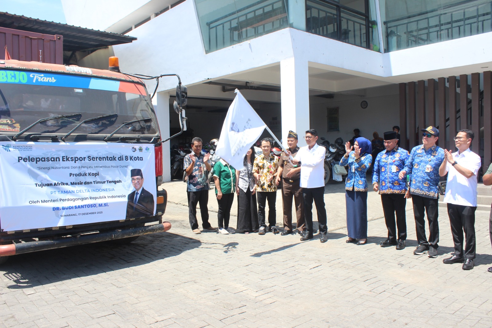 Dua kontainer kopi produksi PT Taman Delta Indonesia resmi dilepas dari Semarang untuk memulai perjalanan ekspor menuju Mesir. 