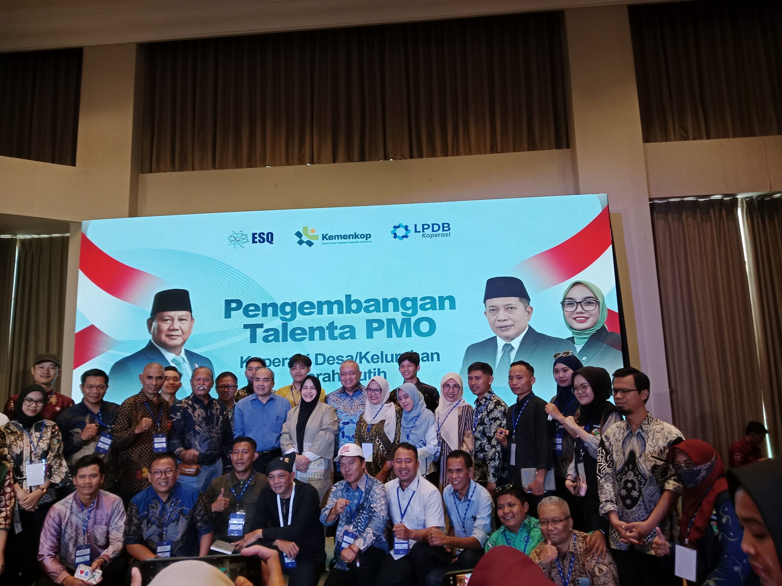 Direktur Utama LPDB berfoto bersama dengan para peserta pelatihan pengembangan talenta PMO KDKMP. Foto: Ratih