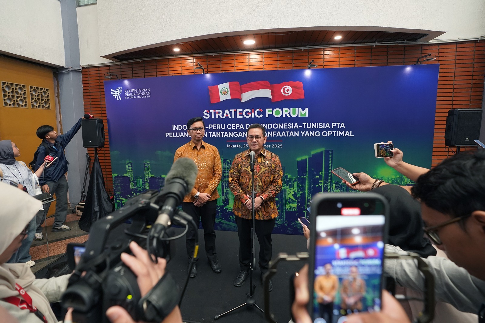 Menteri Perdagangan Budi Santoso mengajak seluruh pelaku usaha untuk segera memanfaatkan peluang ekspor yang terbuka melalui Indonesia-Peru Comprehensive Economic Partnership Agreement (CEPA) dan Indonesia-Tunisia Preferential Trade Agreement (PTA).