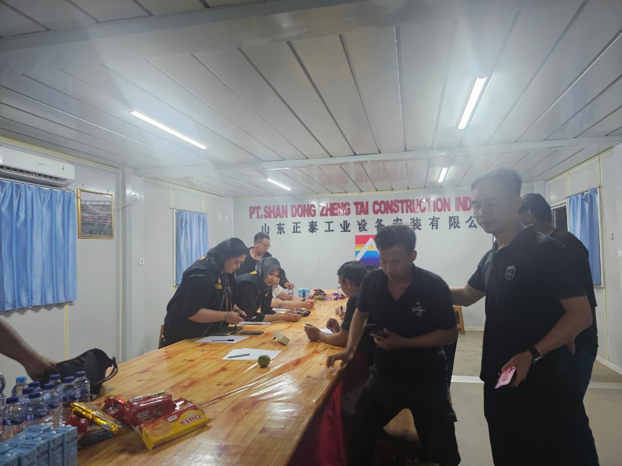 Dalam sidak tersebut, pengawas menemukan 364 warga negara asing (WNA) yang bekerja tanpa pengesahan dokumen Rencana Penggunaan Tenaga Kerja Asing (RPTKA). 