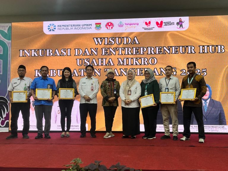 Penghargaan diterima oleh Radius Usman, Wakil Presiden Direktur Koperasi BMI Group sekaligus Direktur Utama Koperasi Konsumen BMI, mewakili Kamaruddin Batubara, Presiden Direktur Koperasi BMI Group.