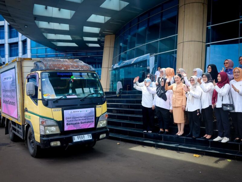 DWP KemenUMKM dan ID FOOD Salurkan Bantuan Perlengkapan Bayi ke Sumatra