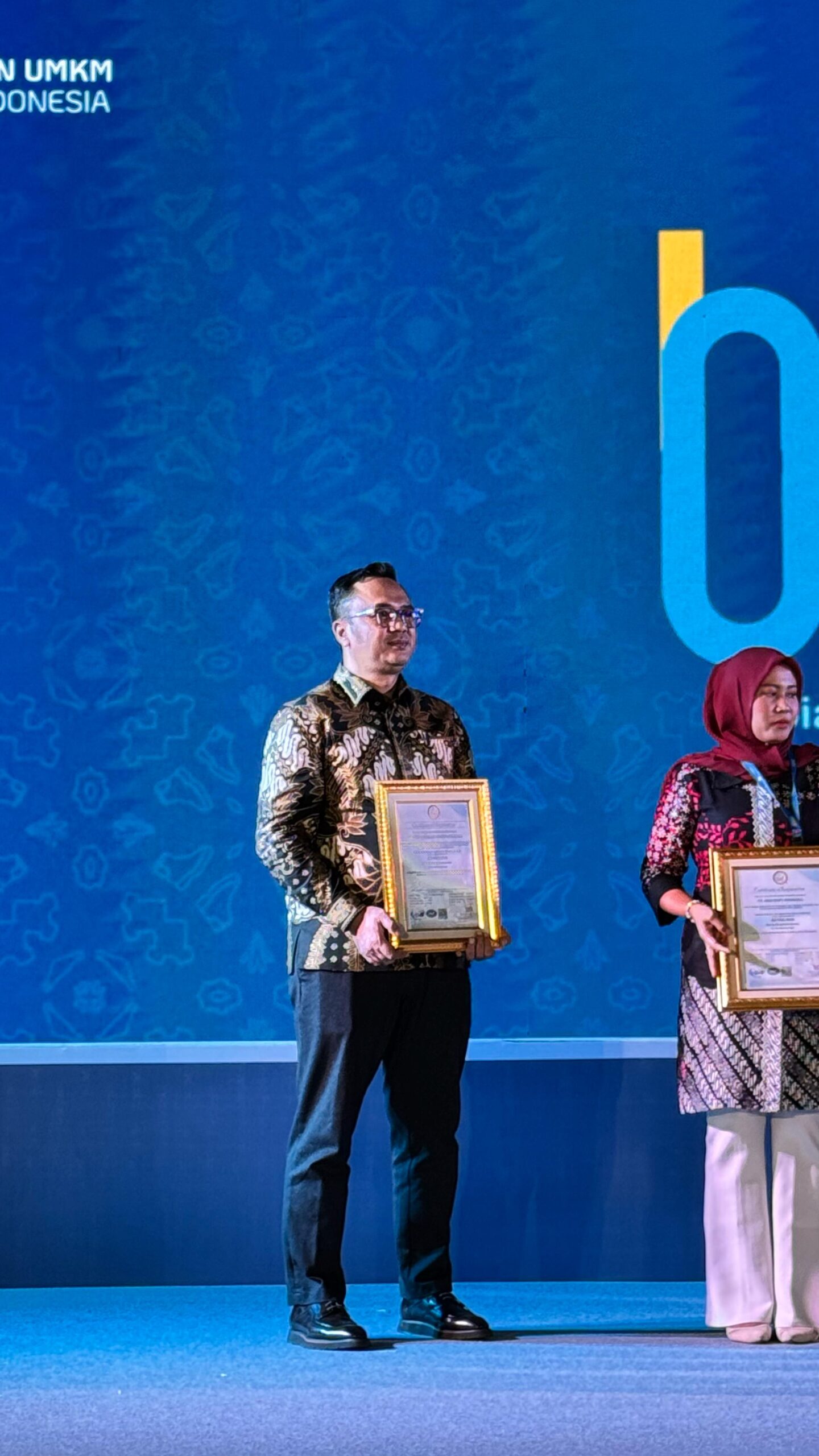 Direktur Utama PT Satya Trinadi Komira Perkasa, Emil Arifin menerima sertifikat ISO 9001:2015 (Quality Management System).