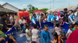 Anak-anak bermain air.