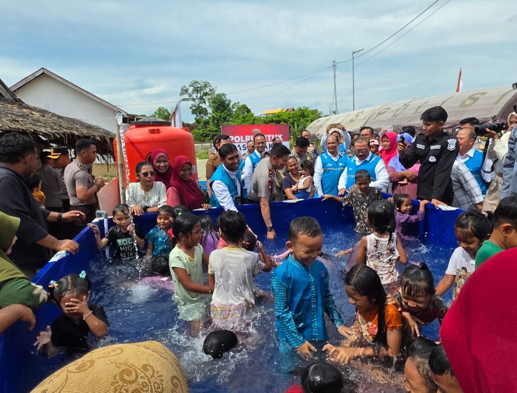 Anak-anak bermain air.