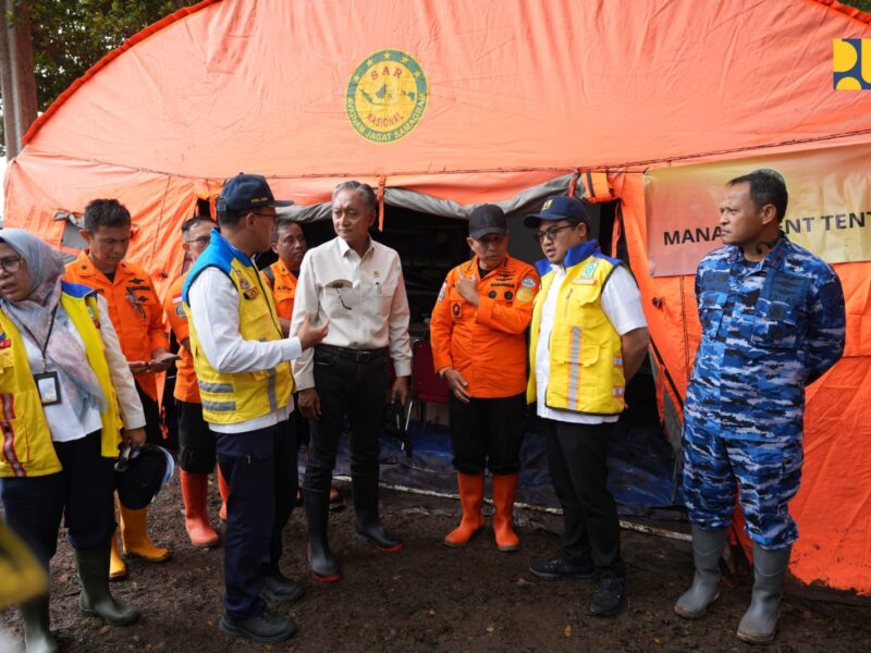 Menteri Pekerjaan Umum (PU) Dody Hanggodo meninjau langsung penanganan bencana longsor di Desa Pasirlangu, Kecamatan Cisarua, Kabupaten Bandung Barat, Minggu (25/1/2026).