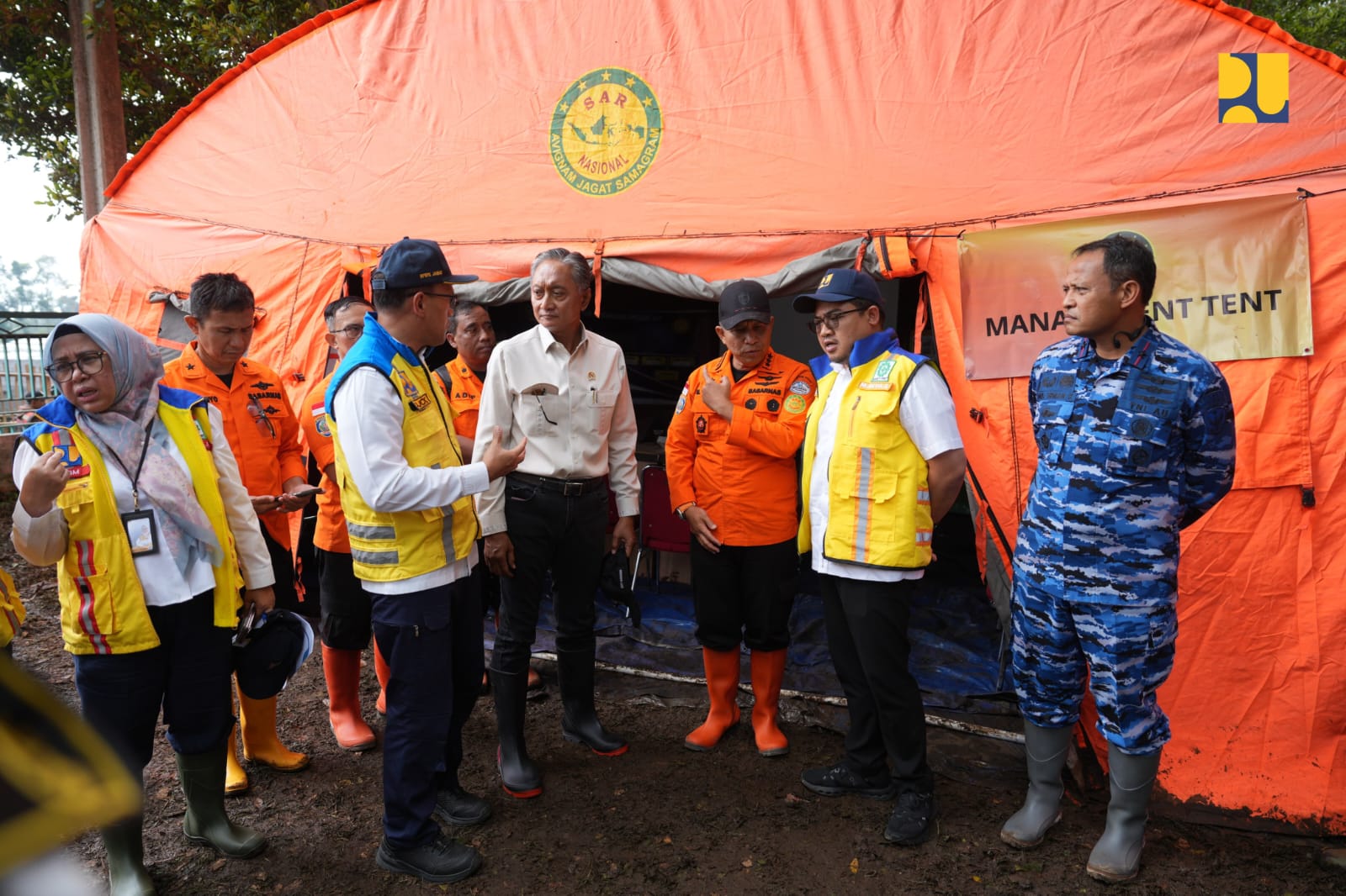 Menteri Pekerjaan Umum (PU) Dody Hanggodo meninjau langsung penanganan bencana longsor di Desa Pasirlangu, Kecamatan Cisarua, Kabupaten Bandung Barat, Minggu (25/1/2026).