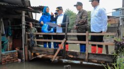 Gubernur DKI Jakarta Pramono Anung turun langsung meninjau Kali Cakung Lama di segmen Sungai Begog dan Pedongkelan, Kecamatan Cilincing, Jumat (23/1).