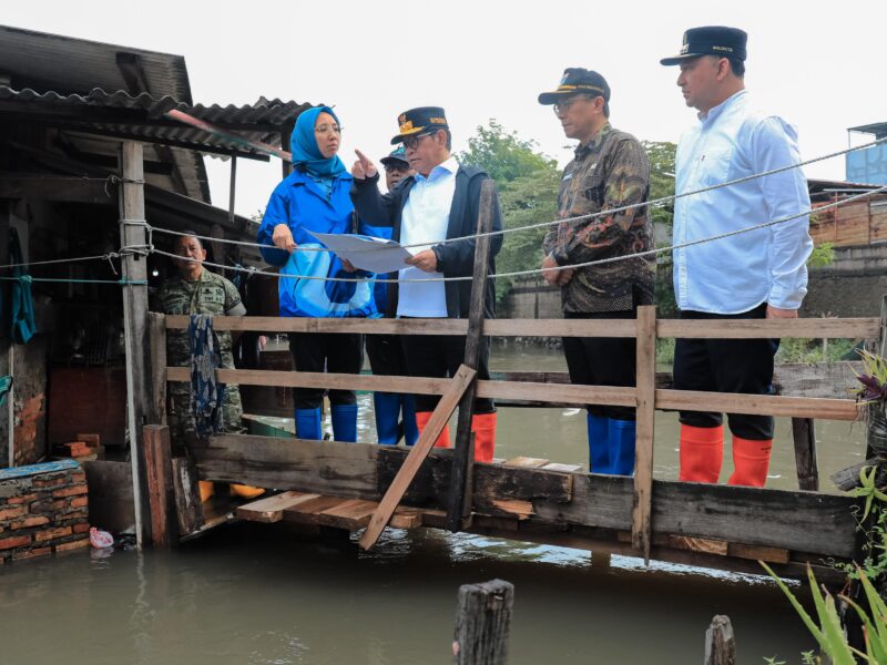 Gubernur DKI Jakarta Pramono Anung turun langsung meninjau Kali Cakung Lama di segmen Sungai Begog dan Pedongkelan, Kecamatan Cilincing, Jumat (23/1).