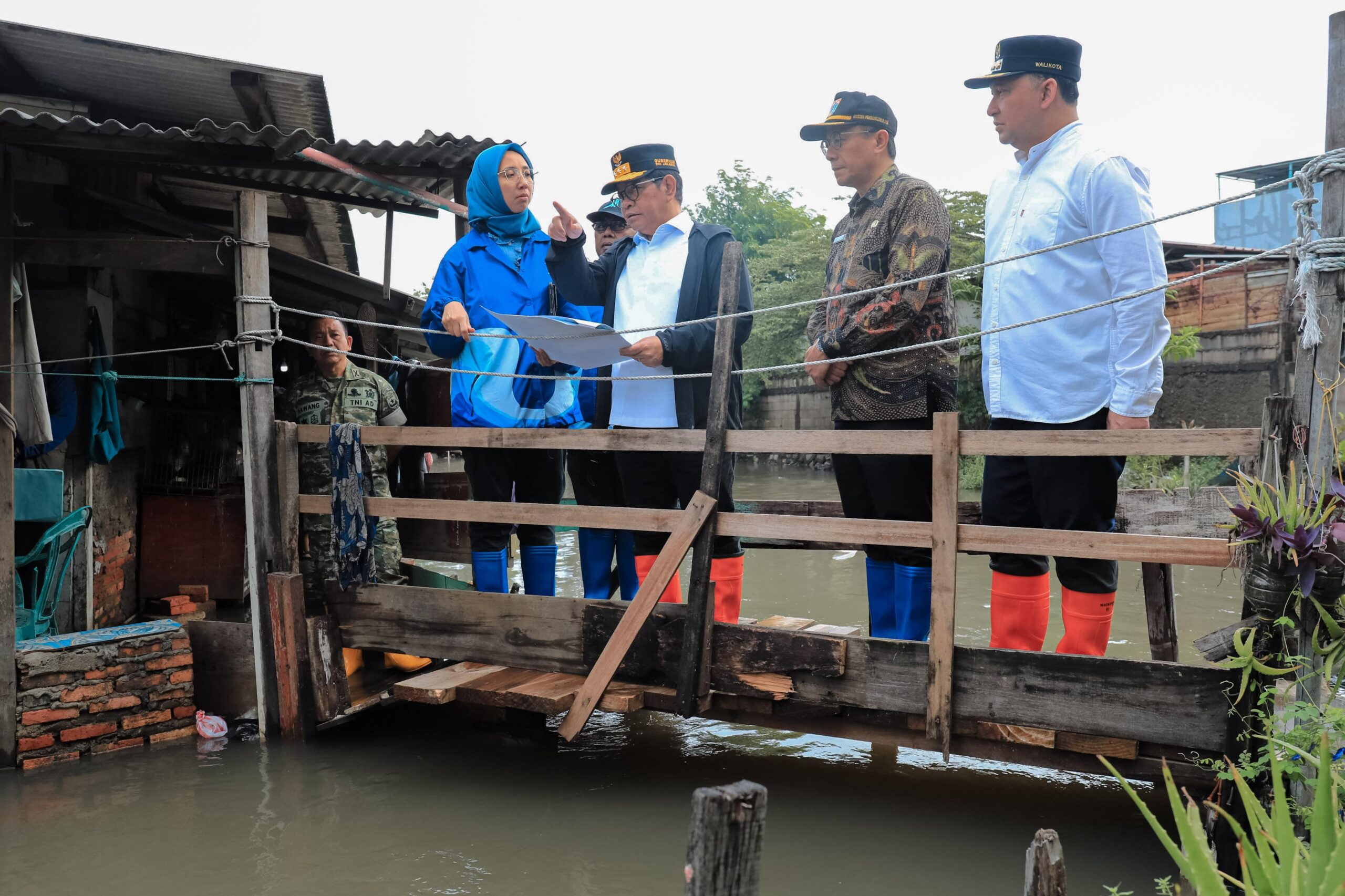 Gubernur DKI Jakarta Pramono Anung turun langsung meninjau Kali Cakung Lama di segmen Sungai Begog dan Pedongkelan, Kecamatan Cilincing, Jumat (23/1).
