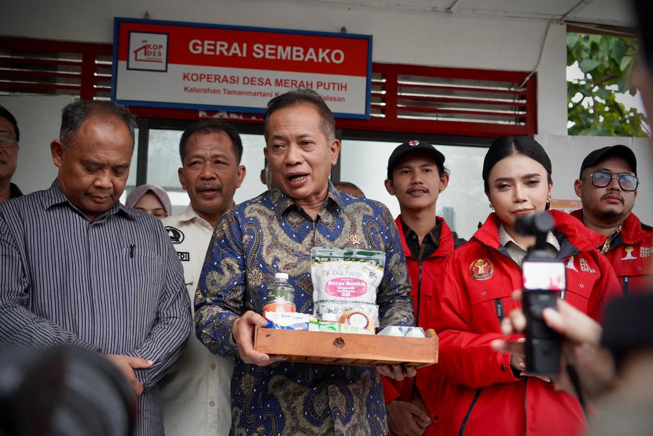 Menkop Ferry Juliantono. 