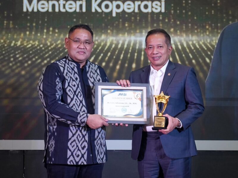 Menteri Koperasi Ferry Juliantono menerima Golden Leader Award dari Jaringan Media Siber Indonesia (JMSI) dalam peringatan Hari Pers Nasional (HPN) 2026.