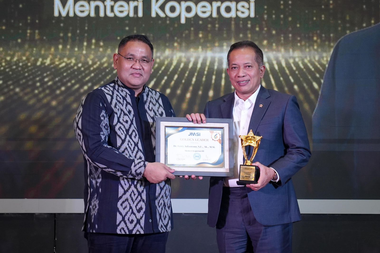 Menteri Koperasi Ferry Juliantono menerima Golden Leader Award dari Jaringan Media Siber Indonesia (JMSI) dalam peringatan Hari Pers Nasional (HPN) 2026. 