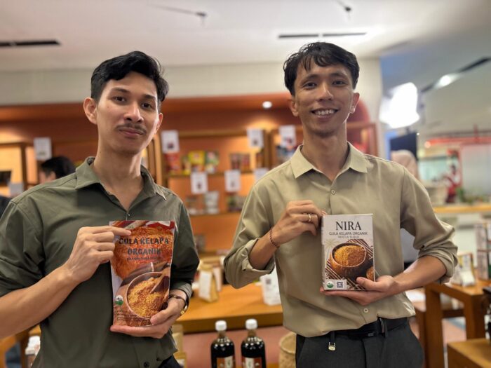 Direktur PT sekaligus Ketua Koperasi Nira Sari Prima, didampingi Yusuf Wakil Ketua Koperasi. 