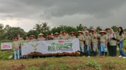 Jajaran manajemen PT Indonesia Stanley Electric melakukan kegiatan penanaman pohon durian musang king dan alpukat aligator di Desa Sodong, Kabupaten Tangerang, Banten. Foto: Ratih/Peluang