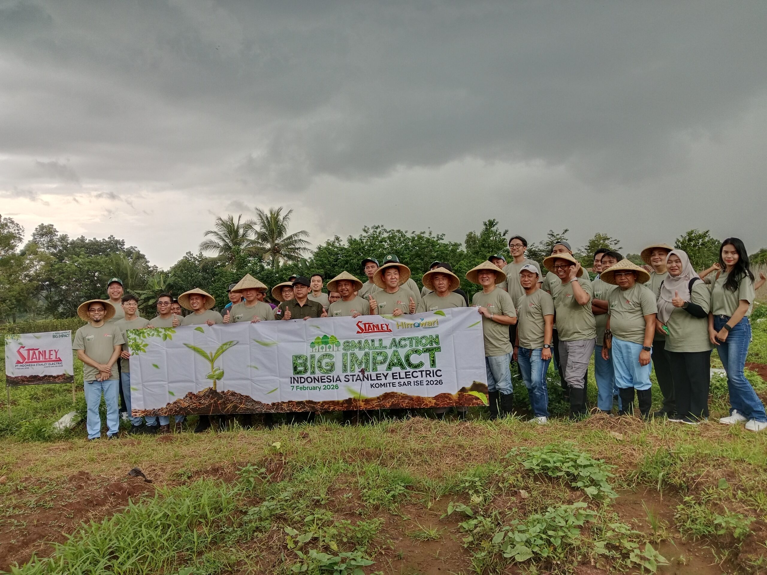Jajaran manajemen PT Indonesia Stanley Electric melakukan kegiatan penanaman pohon durian musang king dan alpukat aligator di Desa Sodong, Kabupaten Tangerang, Banten. Foto: Ratih/Peluang