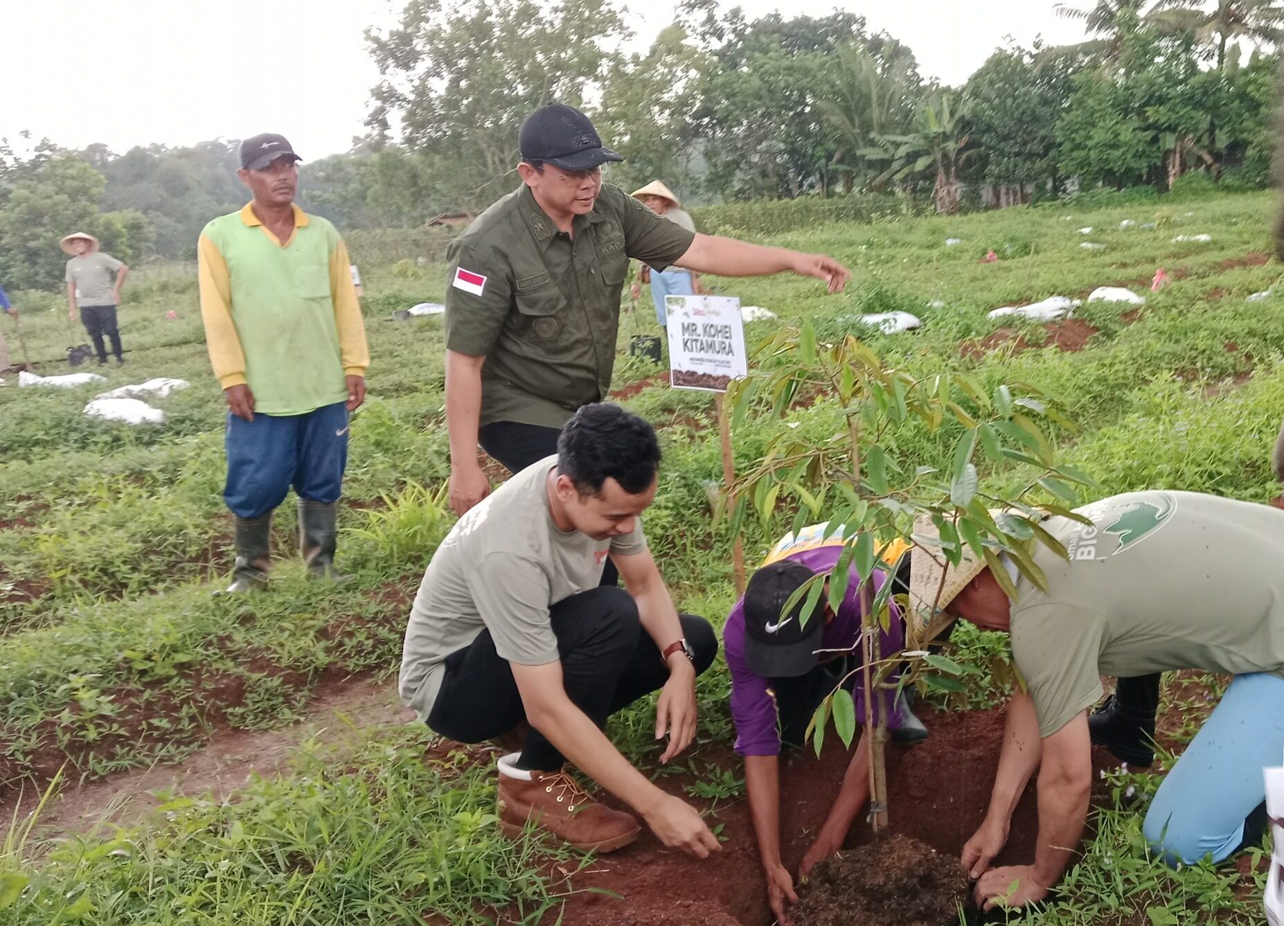 Presiden Direktur PT ISE Kohei Kitamura bersama Kepala Desa Sodong Dony Bambang Priangga (berdiri) menanam bibit pohon. Foto: Ratih/Peluang