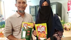 Siti Rokkayah dan suami, pemilik usaha Malik Shrimp Crispy, di acara Meet The Market, Smesco Indonesia. Foto: Ratih/Peluang
