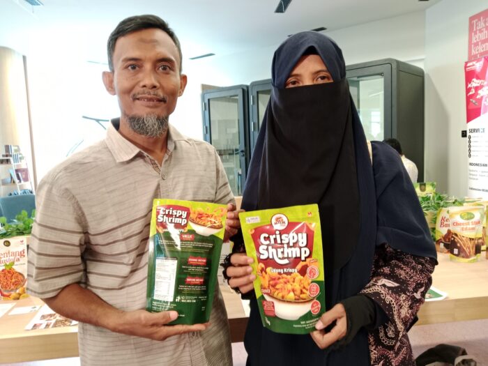 Siti Rokkayah dan suami, pemilik usaha Malik Shrimp Crispy, di acara Meet The Market, Smesco Indonesia. Foto: Ratih/Peluang