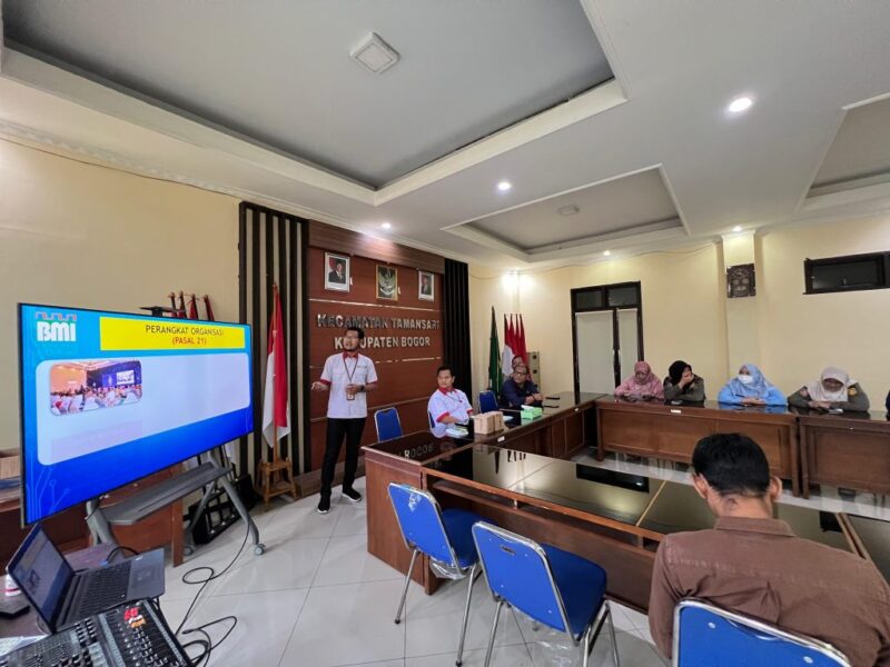 Dalam forum literasi internal bertajuk “Selasa Membaca”, jajaran pegawai kecamatan mendapat pemaparan langsung dari manajemen Koperasi Syariah Benteng Mikro Indonesia (Kopsyah BMI).