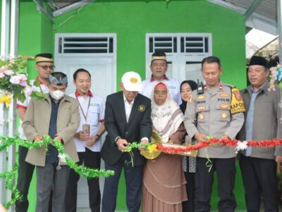 Kisah Haru di Bogor: Penjual Donat Lansia Akhirnya Miliki Rumah Layak Huni