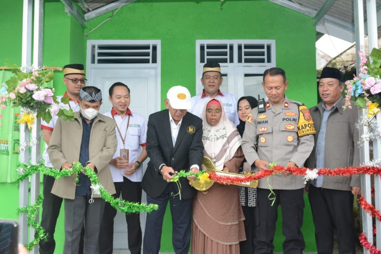 Harapan itu datang melalui program Hibah Rumah Siap Huni (HRSH) ke-565 dari Koperasi Syariah Benteng Mikro Indonesia.