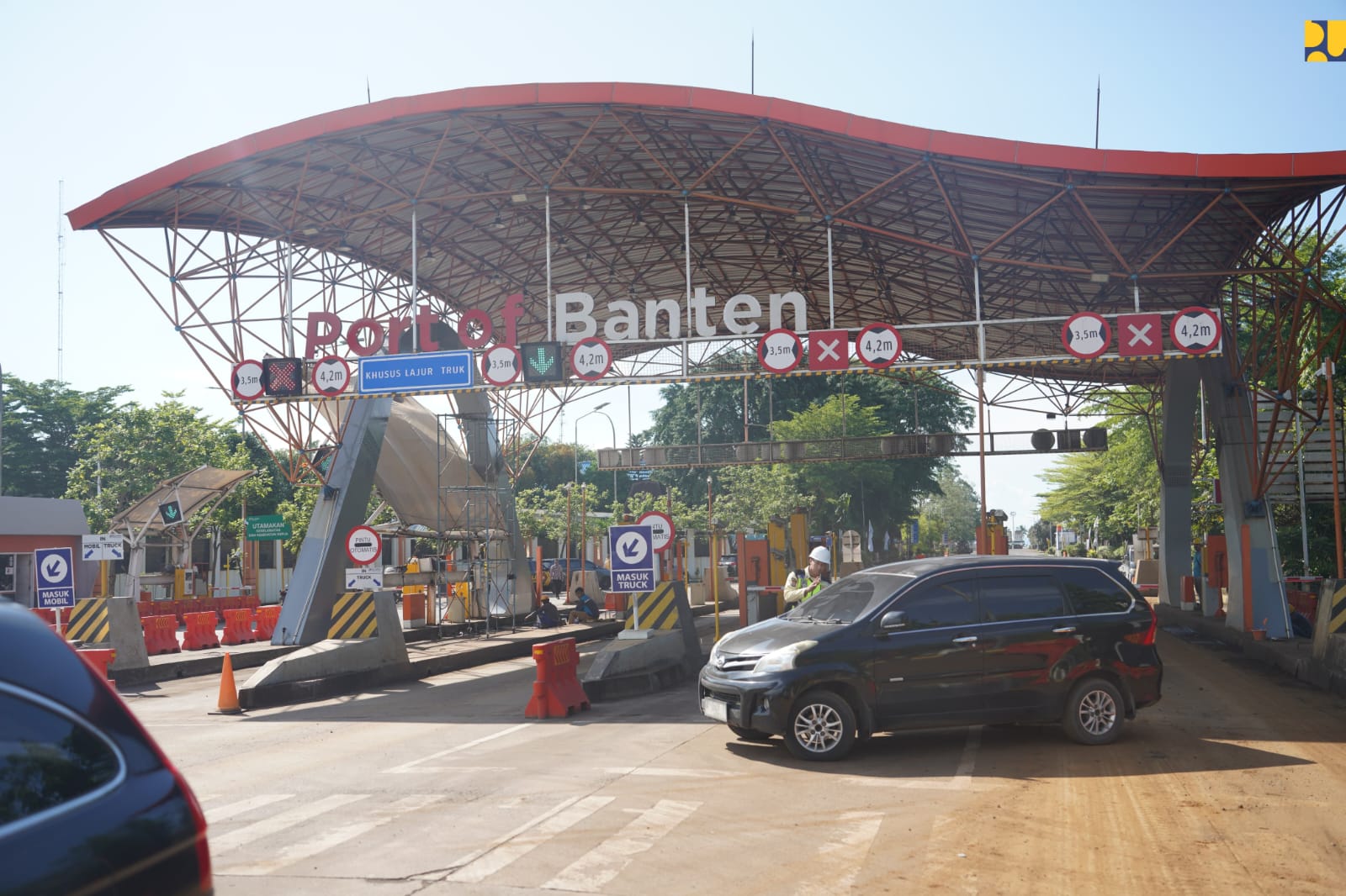 Jalan ke pelabuhan Banten