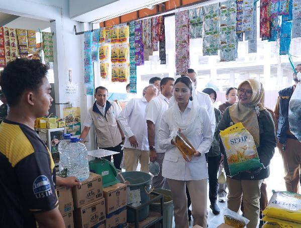 Wakil Menteri Perdagangan Dyah Roro Esti Widya Putri meninjau langsung harga dan ketersediaan barang kebutuhan pokok (bapok) di Pasar Summerland, Batam, Kepulauan Riau.
