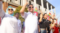 Menteri Ketenagakerjaan Yassierli melepas ratusan mitra Warung Makan Indomie (Warmindo) yang mengikuti program mudik gratis di Islamic Center Bekasi, Rabu (18/3/2026).