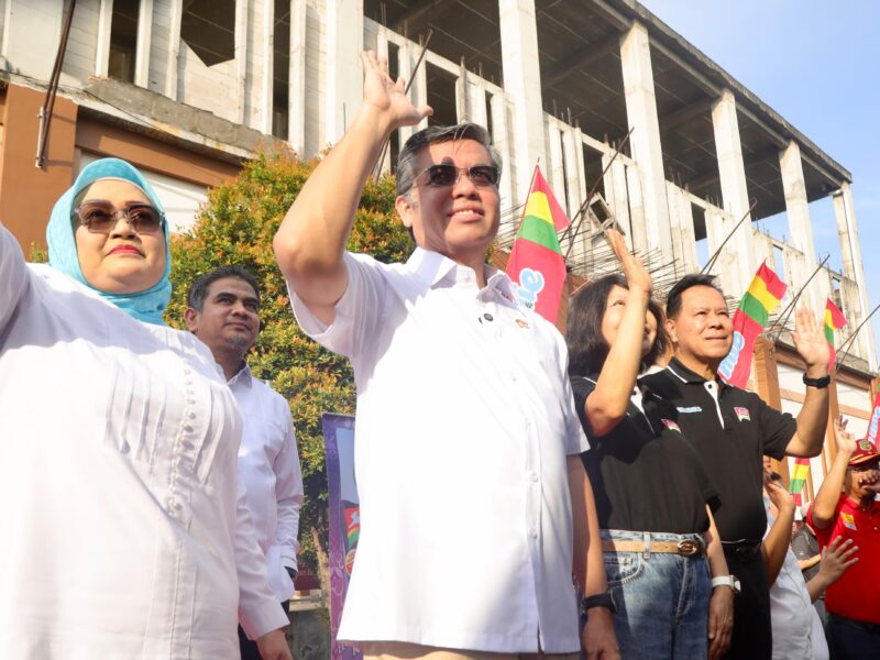 Menteri Ketenagakerjaan Yassierli melepas ratusan mitra Warung Makan Indomie (Warmindo) yang mengikuti program mudik gratis di Islamic Center Bekasi, Rabu (18/3/2026).