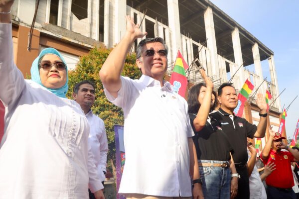 Menteri Ketenagakerjaan Yassierli melepas ratusan mitra Warung Makan Indomie (Warmindo) yang mengikuti program mudik gratis di Islamic Center Bekasi, Rabu (18/3/2026).