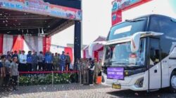 Ratusan pemudik diberangkatkan secara gratis dari kawasan Monumen Nasional dalam program kolaborasi antara brand kecantikan OMG dan Dinas Perhubungan Provinsi DKI Jakarta.